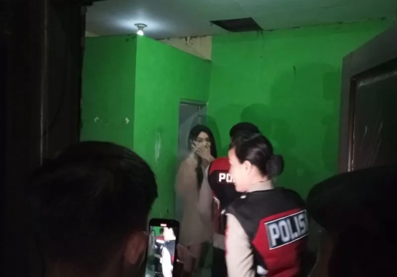 DIGELEDAH: Polisi merazia kamar kos di Dusun Kedung Gagak, Desa Mlirip, Kecamatan Jetis, Jumat (1/8) malam. (polres mojokerto kota)