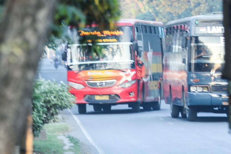 Sebanyak sepuluh bus ditilang karena menerobos padatnya kendaraan saat perbaikan perlintasan KA di jalan nasional.&nbsp;
