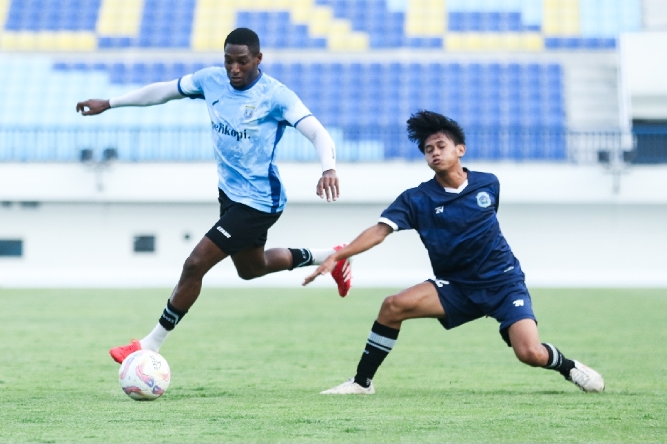 Jhon Edy Mena posisi utamanya winger, tapi bisa jadi alternatif sebagai striker murni jika dibutuhkan.