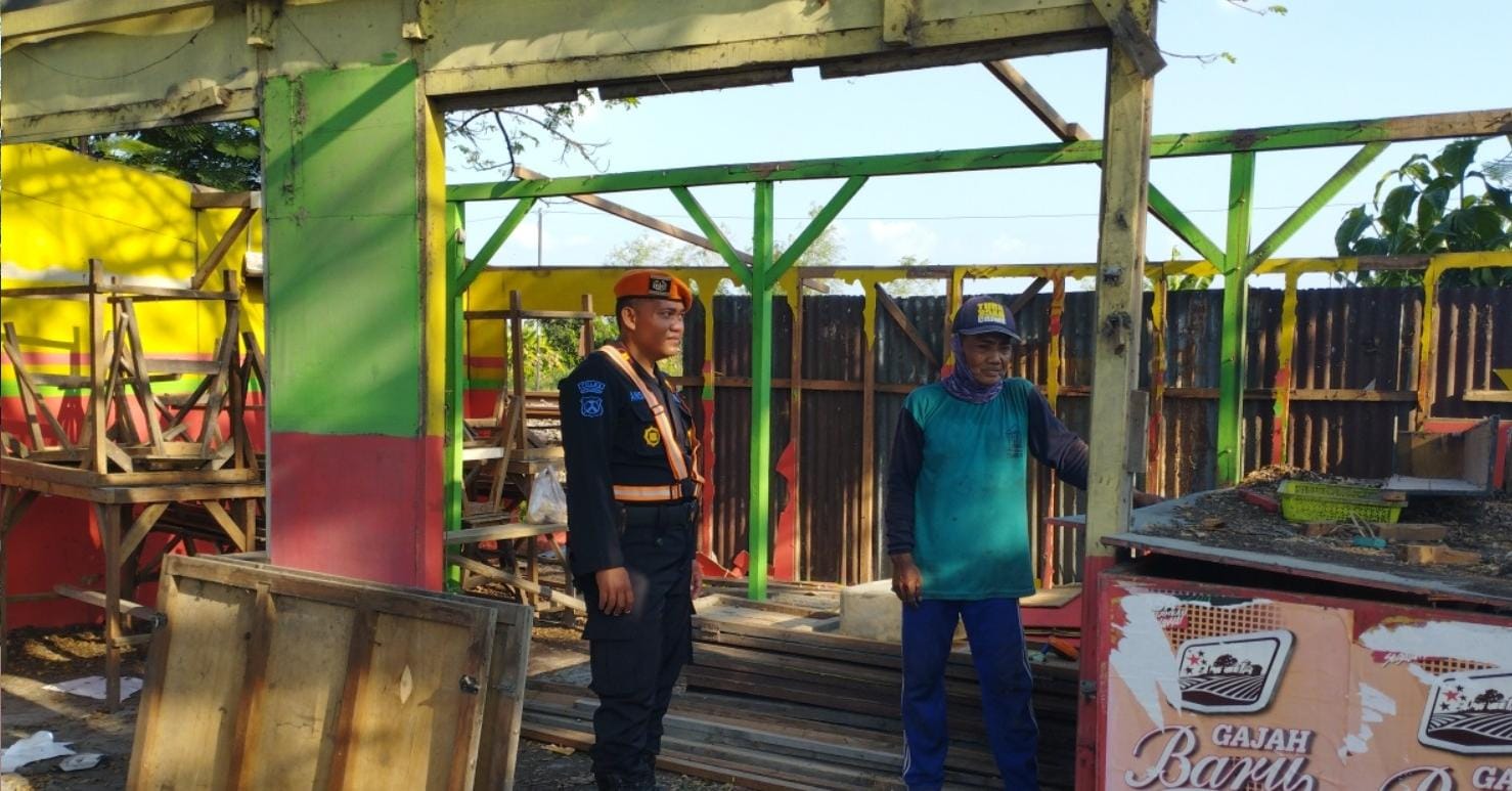 Sebanyak empat bangunan warung di pinggir perlintasan KA ditertibkan.