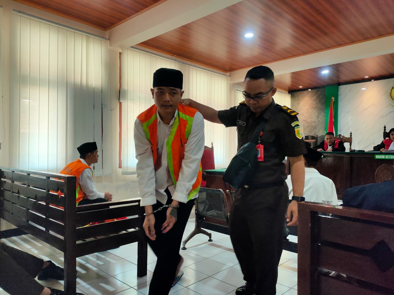 Terdakwa pengedar SS, Satria Dwi Prakoso usai menjalani sidang di PN Lamongan.&nbsp;