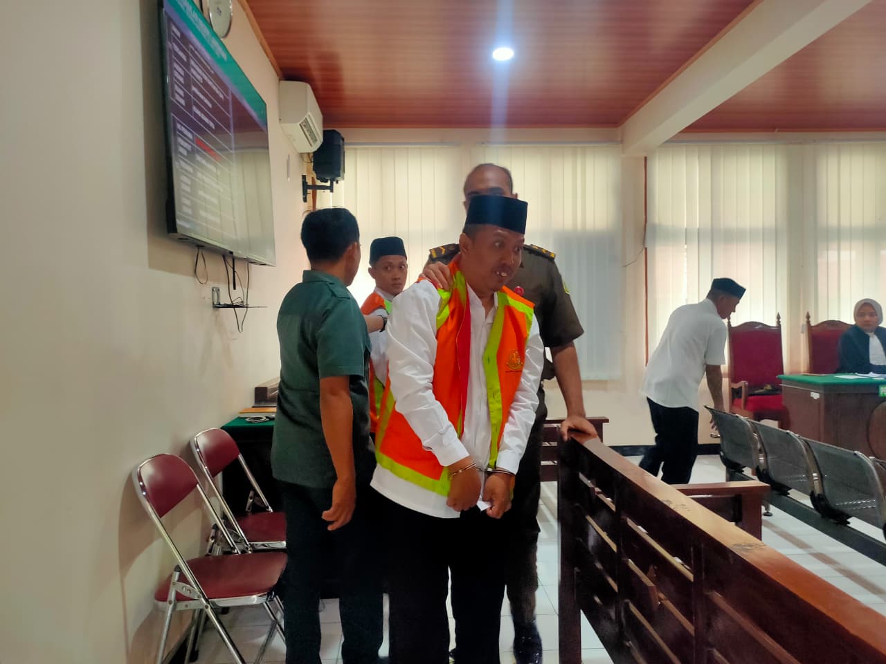 DITUNTUT 2,5 TAHUN: Moh Novin Eko Nurkhunaifi di PN Lamongan. Dia terjerat kasus dugaan penggelapan uang perusahaan travel. (IST/RDR.LMG)