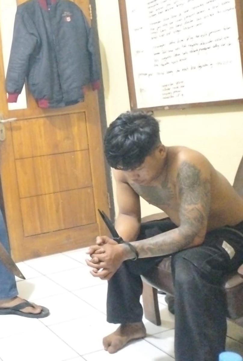 CEMBURU DENGAN TEMAN: Pelaku penganiayaan di Pasar Burung Lamongan. (GAMAL A/RDR.LMG)
