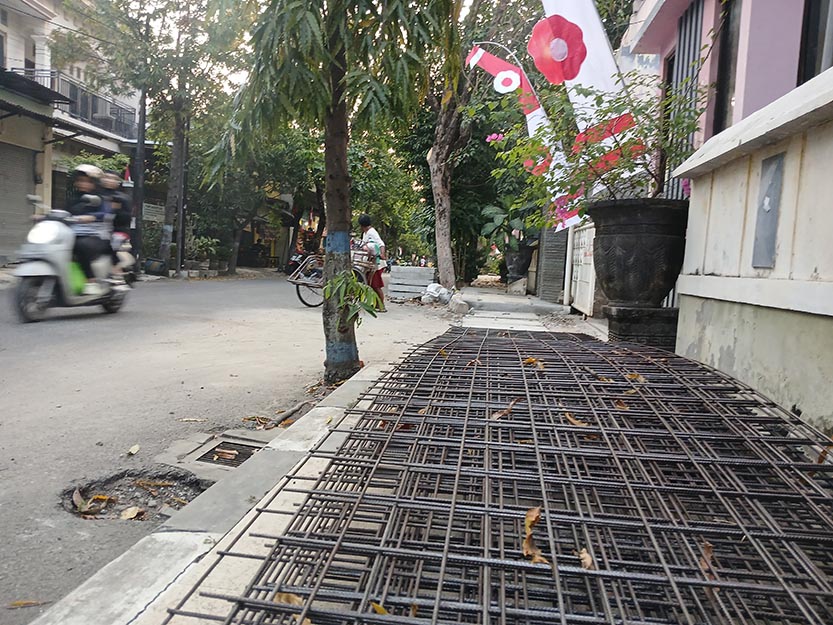 DIREHAB: Besi yang disiapkan untuk rehab salah satu trotoar di Lamongan. (ANJAR DWI PRADIPTA/RDR.LMG)