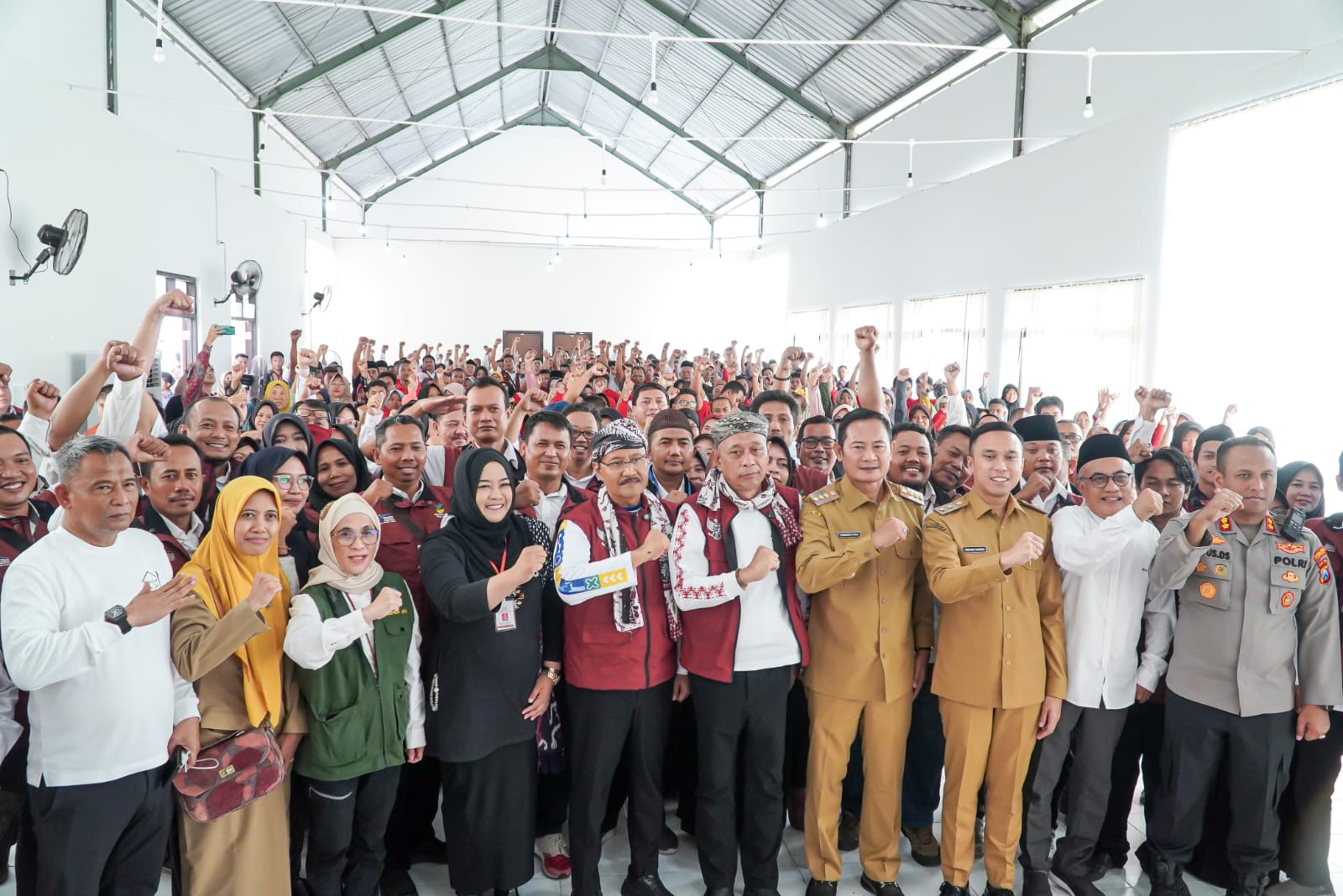 Bupati Yes bersama Wabup dan jajaran Forkopimda mendampingi kunjungan kerja Menteri Sosial Saifullah Yusuf di SR MA 25 Brondong.