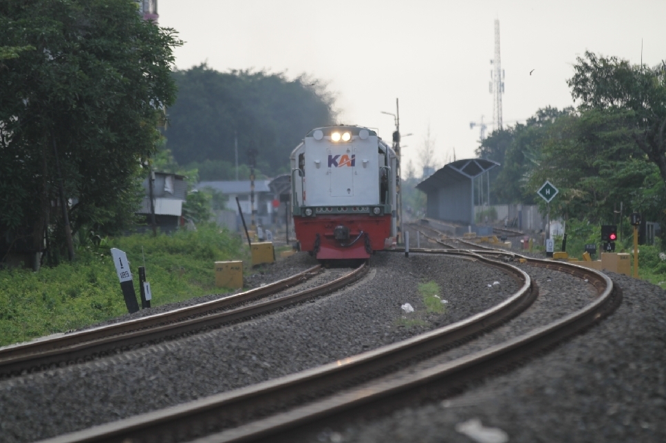 PERJALANAN TERGANGGU: Selama dua hari ini sebanyak 76 penumpang di enam KA batal melakukan perjalanan ke Jakarta dan Semarang akibat banjir di Jateng.