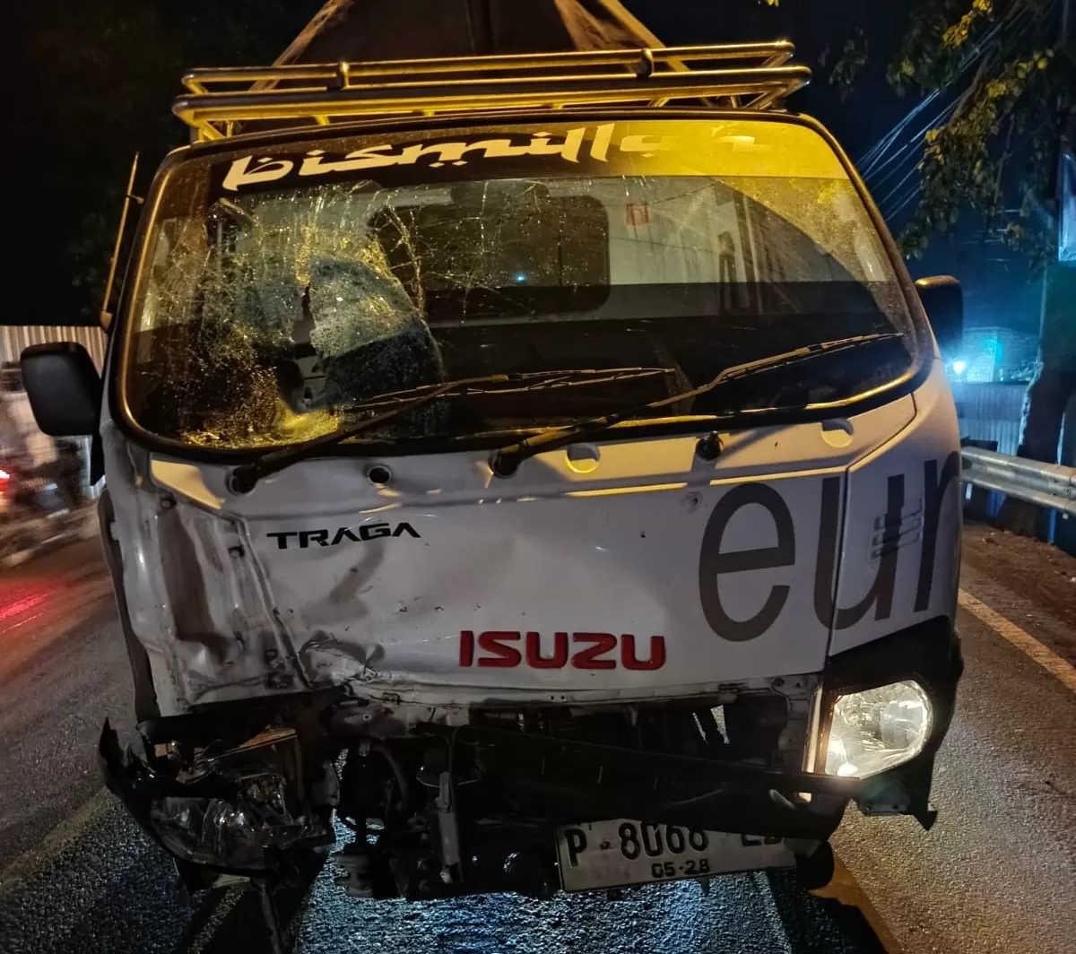 DIEVAKUASI : Polisi saat mengevakuasi korban kecelakaan di Jalan Raya Leran, tepatnya di Jembatan Leran, Kecamatan Manyar, Gresik. (Ist/Radar Gresik)