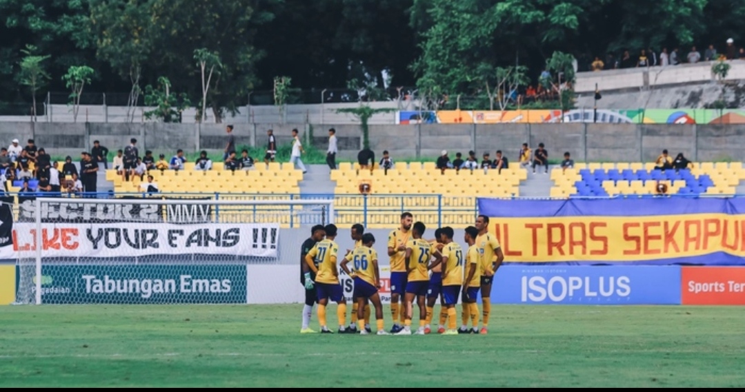 PERSIAPAN ; Gresik United memulai persiapan menuju Liga 3 dengan seleksi pemain. (Dok/Radar Gresik)