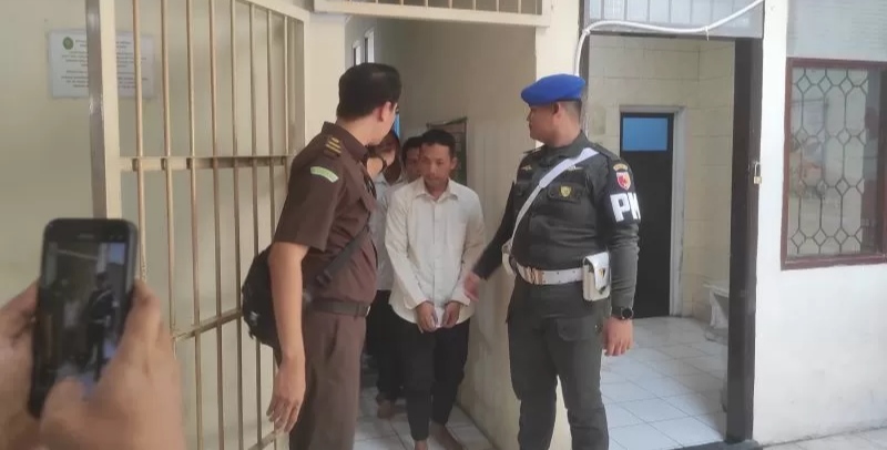 BERAT: Terdakwa rudapaksa anak, Miftakhul Farid Hakim, saat dikeler petugas usai menjalani sidang tuntutan di Pengadilan Negeri Mojokerto, kemarin (4/8). (farisma/jprm)