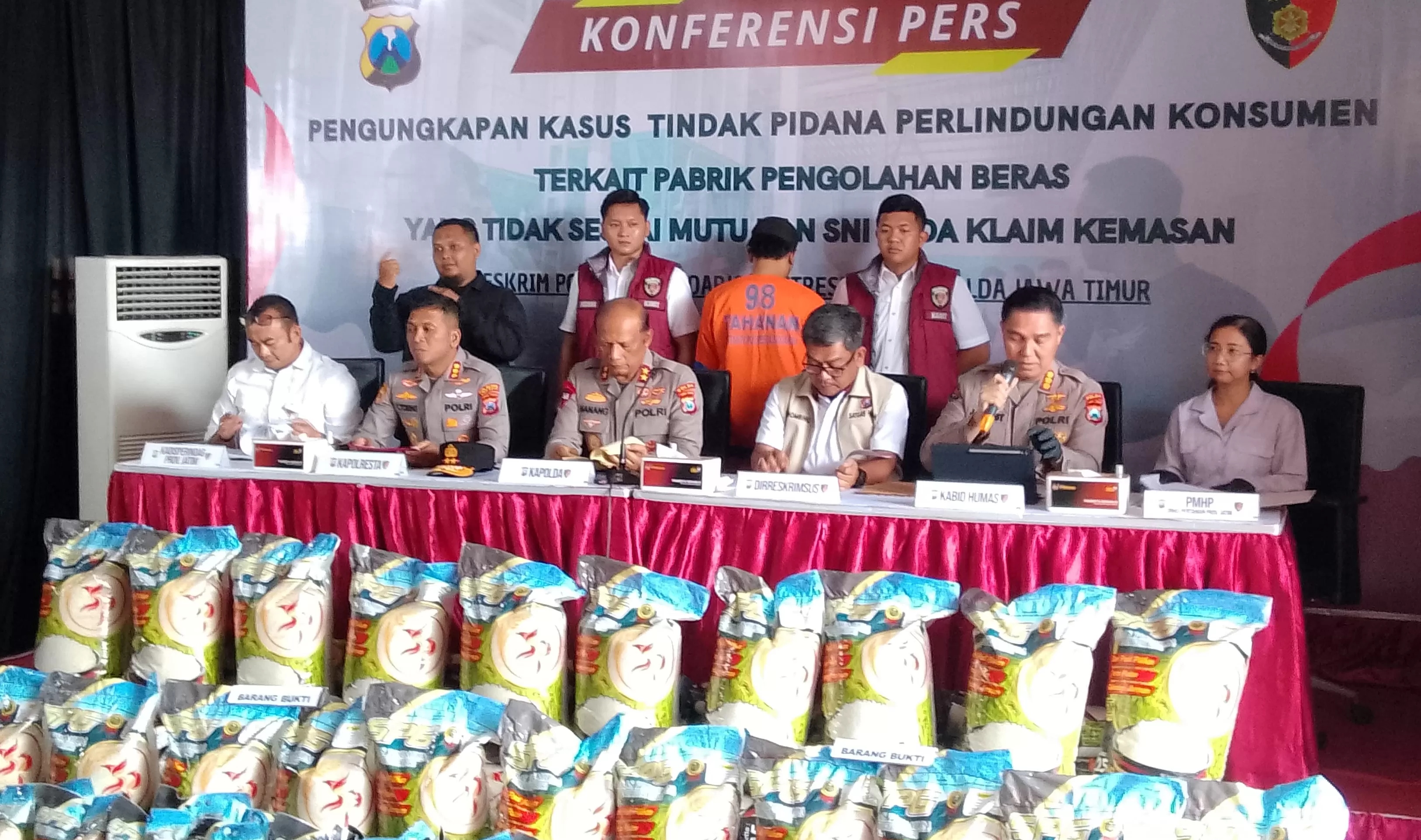 OPLOSAN: Polisi mengungkap beras oplosan di Krembung, Senin (4/8). (DIKY SANSIRI/RADAR SIDOARJO)