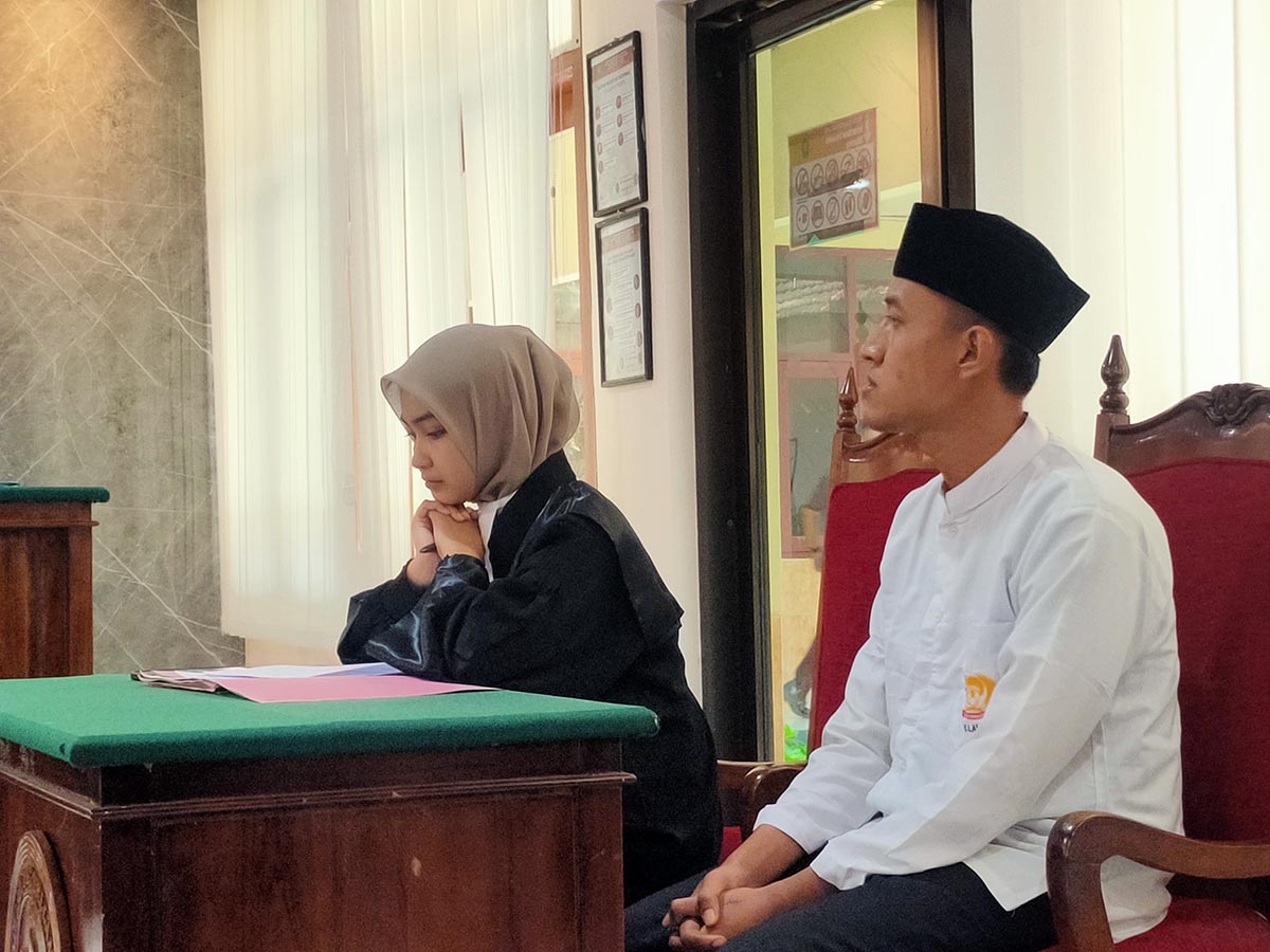DIVONIS SEBELAS BULAN: Hasmil Al Hafidz didampingi penasihat hukumnya saat menjalani persidangan. (IST/RDR.LMG)