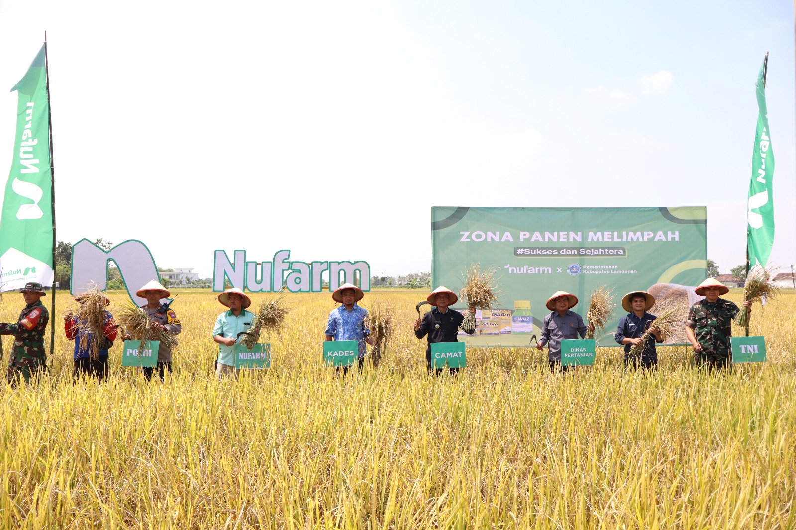 Zona Panen Melimpah di Desa Siwuran, Forkopimcam, kades, Dinas Pertanian, dan PT Nufarm hadiri panen raya Zona Panen Melimpah di Desa Siwuran, Maduran, Kamis (7/8).