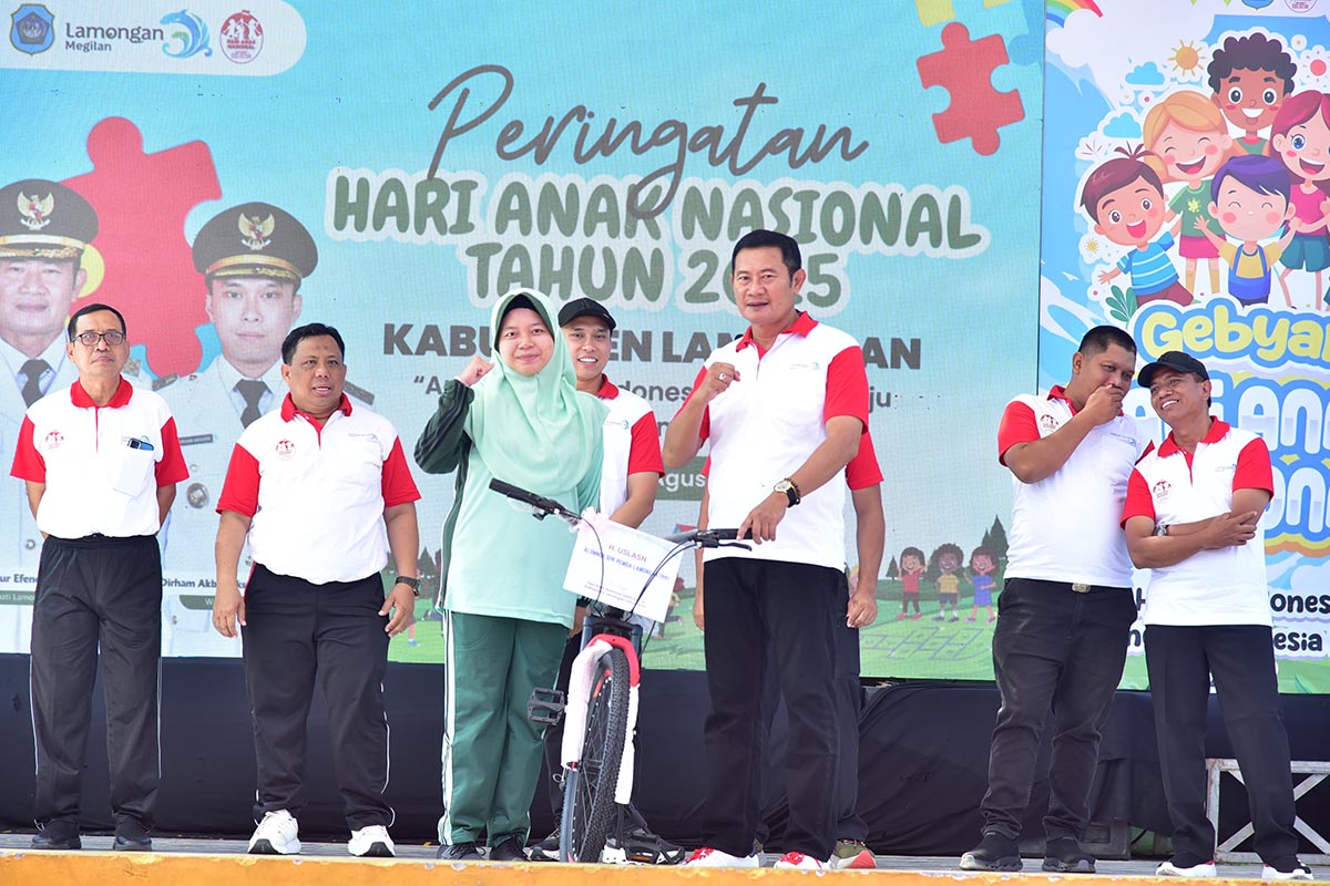 PERINGATI HAN: Bupati Yes menyerahkan hadiah kepada salah satu pemenang lomba dalam peringatan HAN di Lamongan. (HUMAS KOMINFO/RDR.LMG)