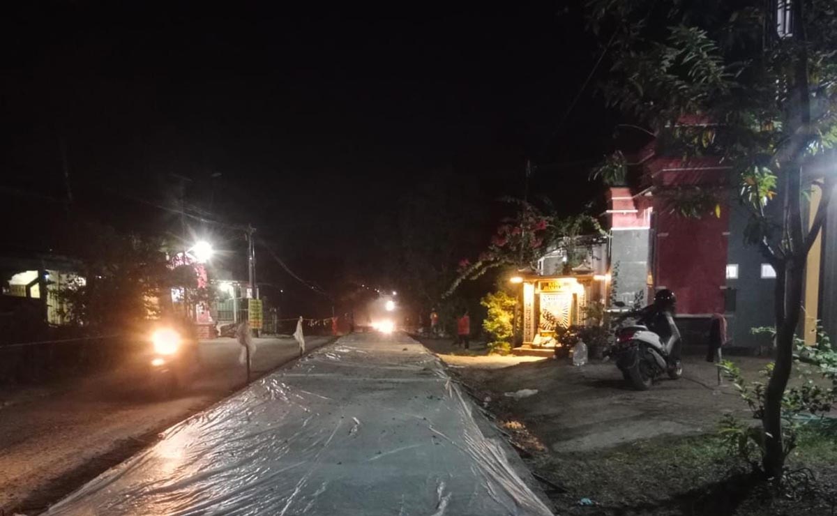 SELESAI SATU SISI: Hasil pengecoran satu sisi jalan Mantup &ndash; Ayamalas ditutup dengan plastik. (GAMAL A/RDR.LMG)