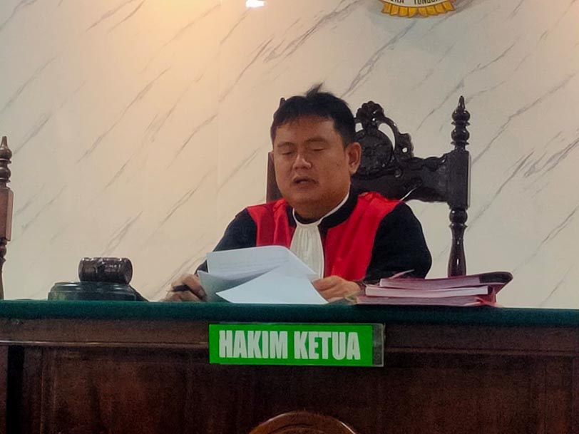 KETOK LIMA TAHUN: Ketua Majelis Hakim, Yogi Rachmawan, membacakan vonis bagi terdakwa pencabulan terhadap anak di bawah umur. (IST/RDR.LMG)