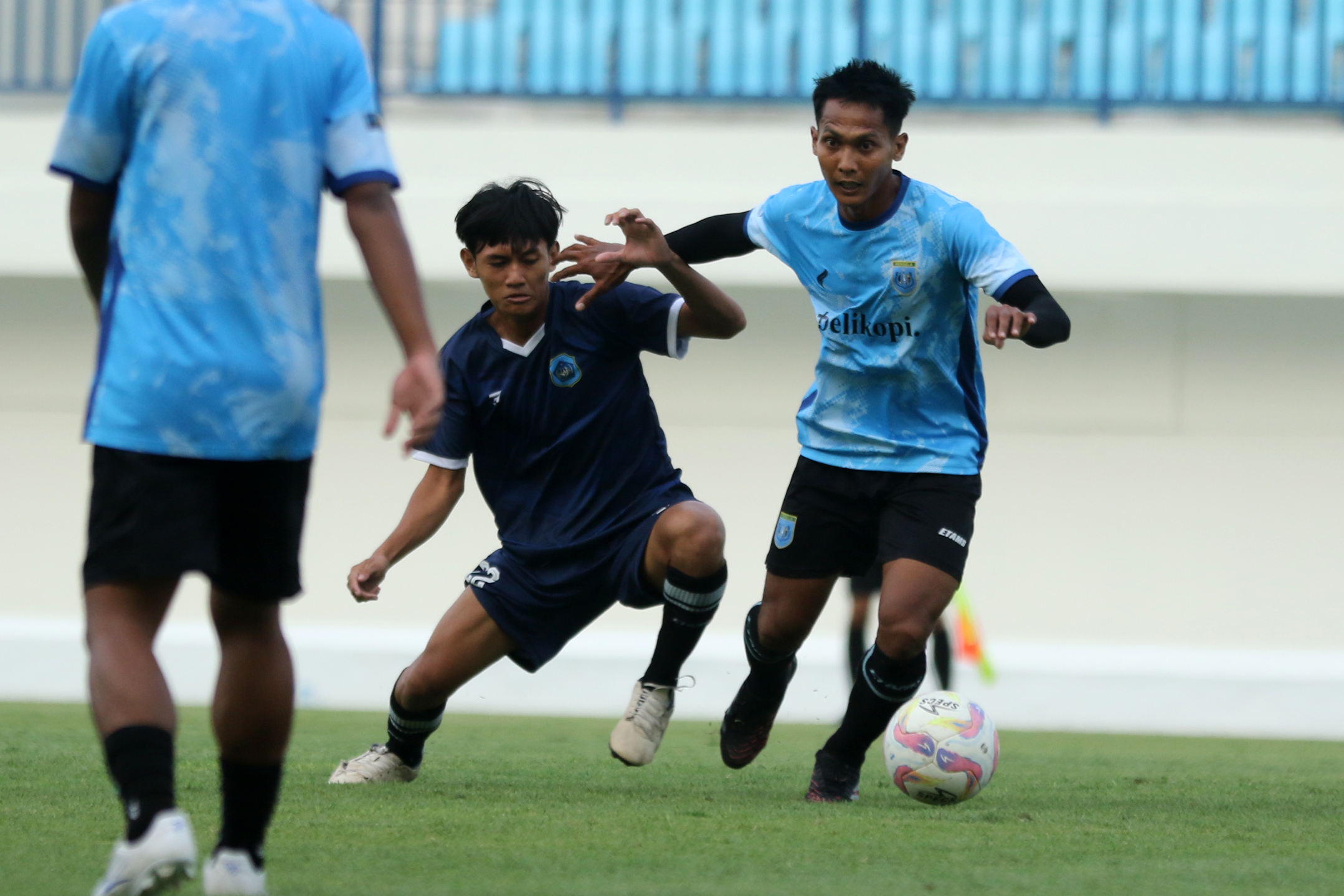 MUSIM INI LEBIH KETAT: Gelandang Persela Hendro Siswanto (kanan) menggiring bola saat melakoni laga uji coba. Di Liga Championship, Persela berjumpa dengan Persipura dan Barito Putra.