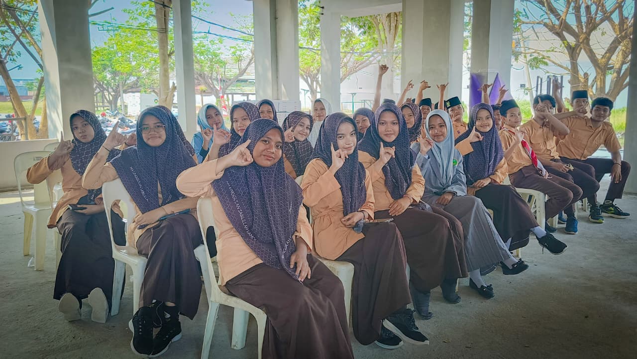 SEMANGAT DEMOKRASI: Siswa-siswi menunjukan tinta di jari kelingking setelah memilih.