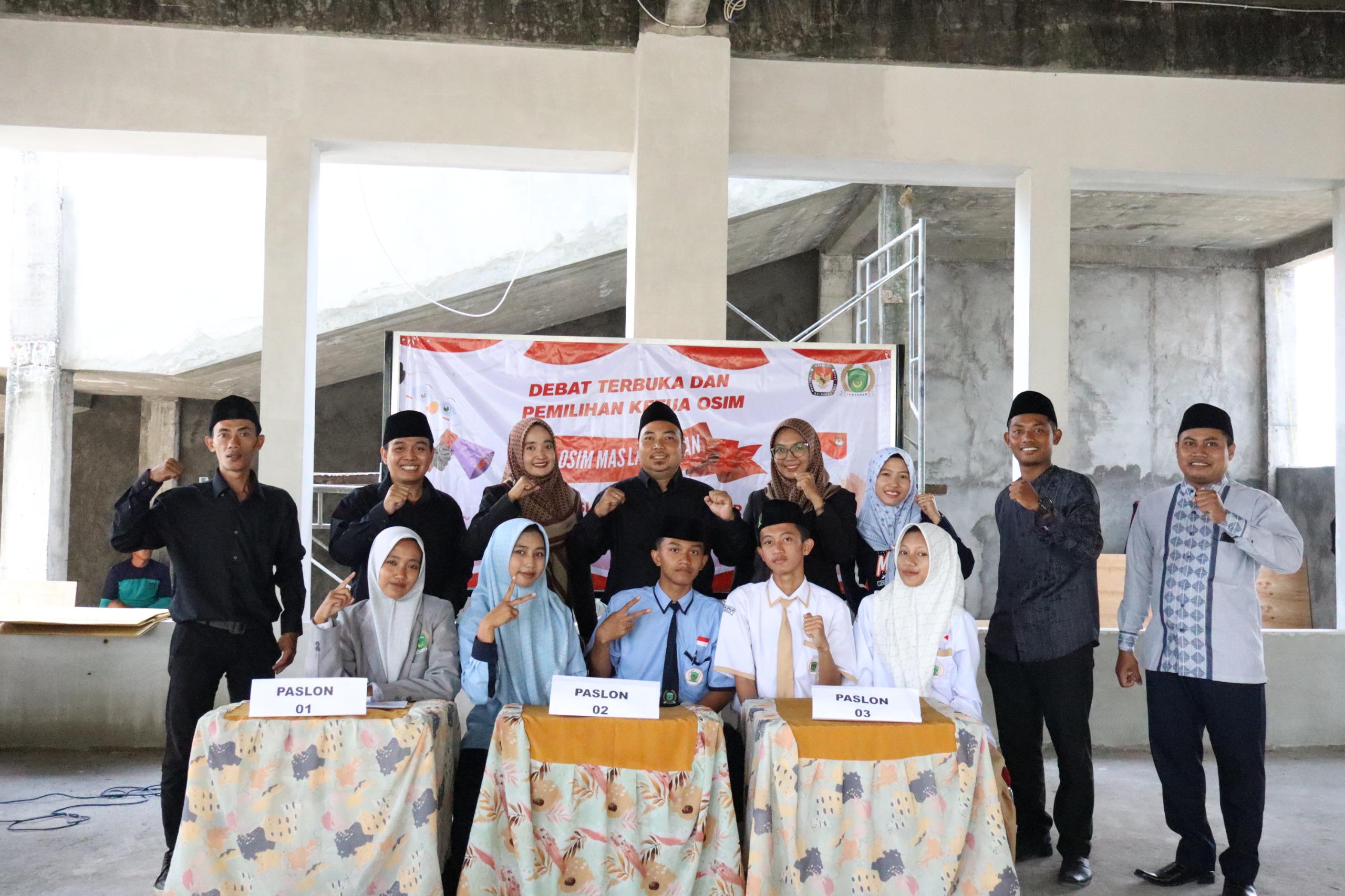 KEBERSAMAAN: Kandidat calon ketua dan wakil ketua OSIM saat foto bersama jajaran dewan guru MA Unggulan Sabilillah Lamongan.