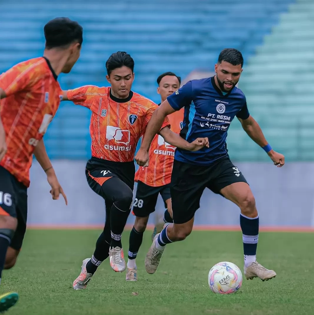 MULAI GACOR: Striker Persiku Igor Henrique berebut bola dengan pemain PPSM Magelang di laga ujicoba pramusim. (DOKUMEN RADAR KUDUS)