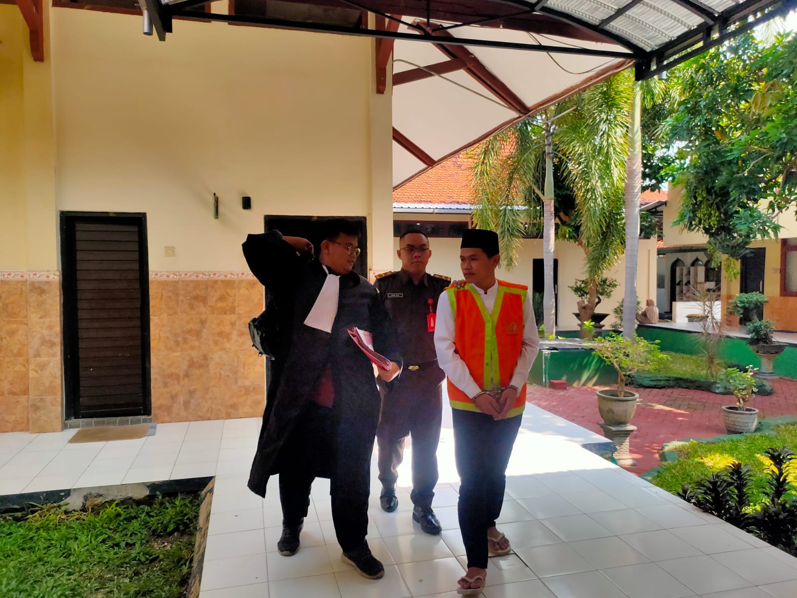 Satu dari empat terdakwa peredaran narkotika dalam berkas terpisah, masing-masing divonis lebih ringan satu tahun dari tuntutan JPU.