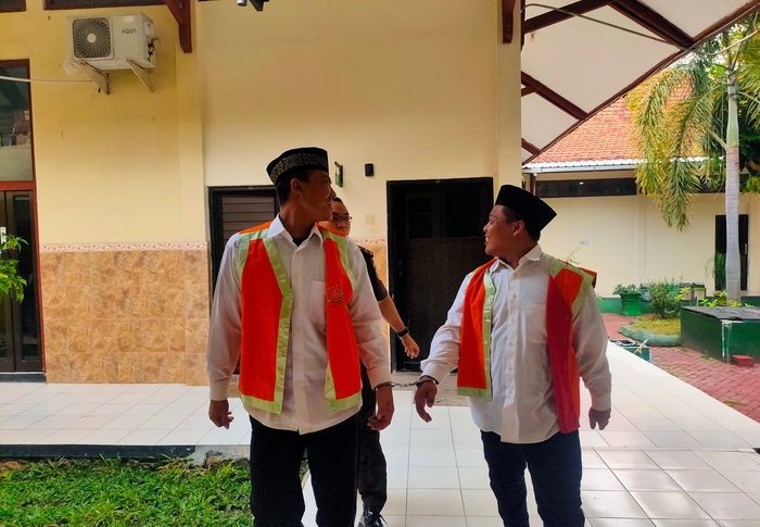 DITUNTUT ENAM BULAN: Muhammad Fahrur Rozi dan Putra Ardiansyah di Pengadilan Negeri Lamongan. Karena cemburu, Rozi menganiaya pria yang bersama istrianya. Putra ikut membantu Rozi. (IST/RDRLMG)