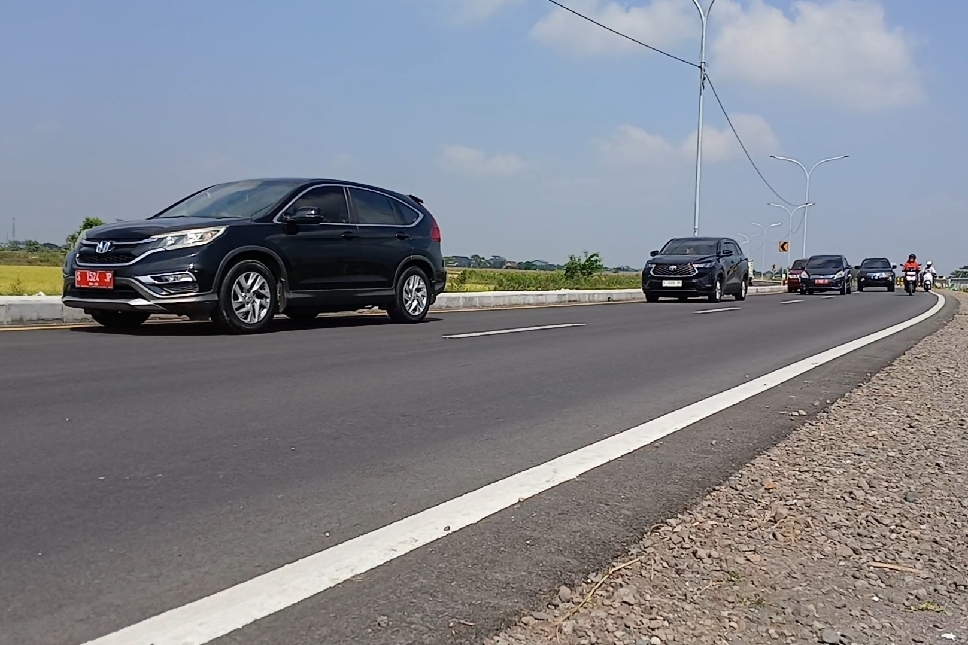 Jarak JLU Lamongan dan Stadion Surajaya berdekatan, berpeluang untuk disambungkan untuk mengurai kemacetan di Jalan Nasional saat Persela bertanding.