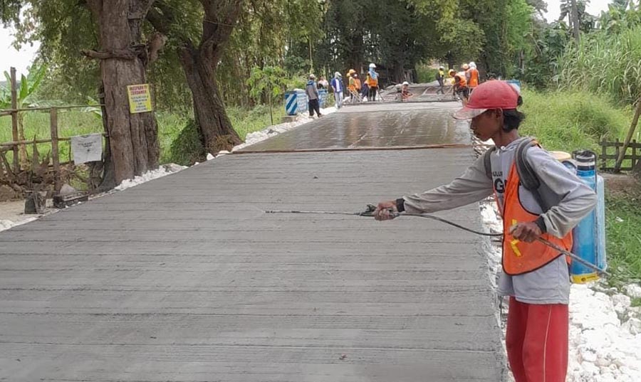 DIPERKIRAKAN MINGGU DEPAN SELESAI: Pengecoran ruas jalan Sukobendu &ndash; Mantup menyisakan 97 meter. Diperkirakan awal bulan depan jalan tersebut dapat dilalui kendaraan roda dua. (IST/RDR.LMG)