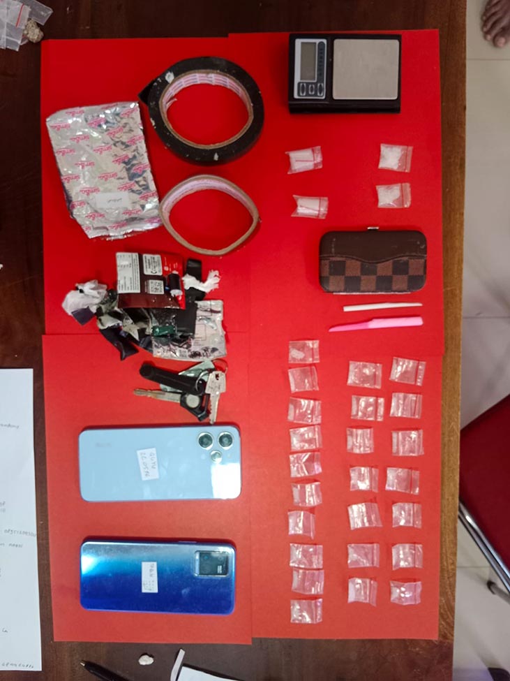 BARANG BUKTI: Sabu &ndash; sabu dan handphone yang diamankan petugas. (IST/RDR.LMG)