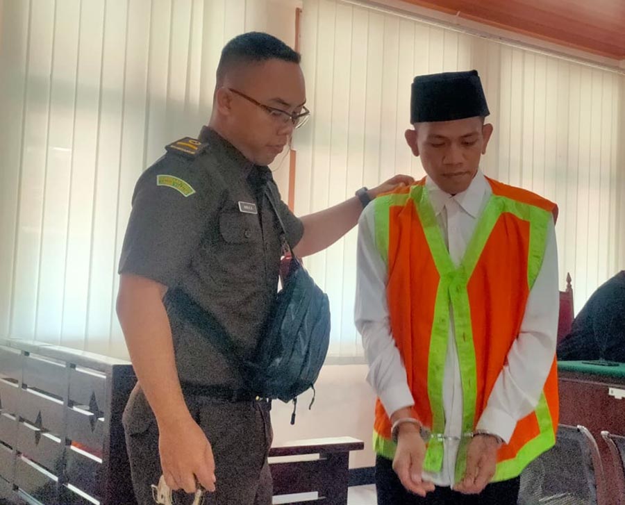 DIVONIS 18 BULAN: Ahmad Zidan Asrori menjalani sidang putusaan di Pengadilan Negeri Lamongan. (IST/RDR.LMG)