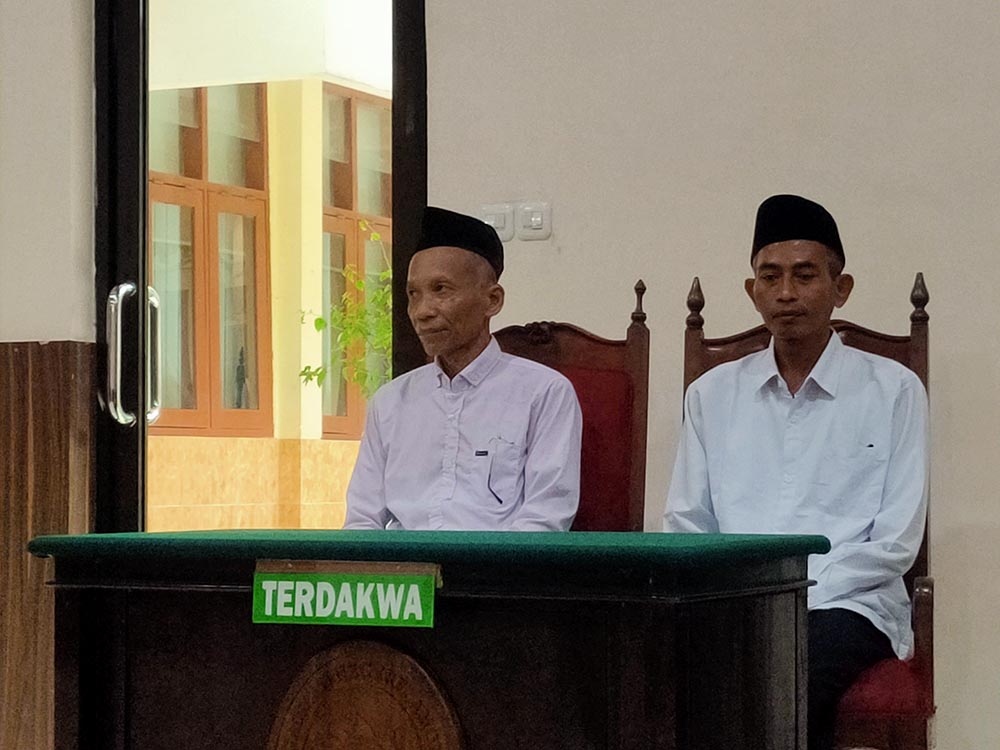 HADIR DI PN LAMONGAN: M Badri dan Sunaryo mendengarkan pembacaan dakwaan dan pemeriksaan saksi dalam sidang dugaan penggelapan mobil. (ASIP ALAFI/DR.LMG)