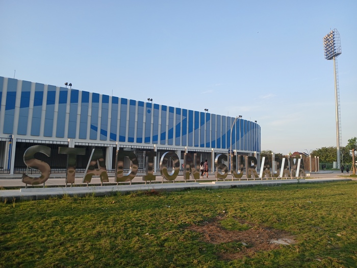 DISTERILKAN: Stadion Surajaya Lamongan dipersiapkan menjadi kandang Persela di Liga Championship 2025. (Anjar Dwi Pradipta/Radar Lamongan)