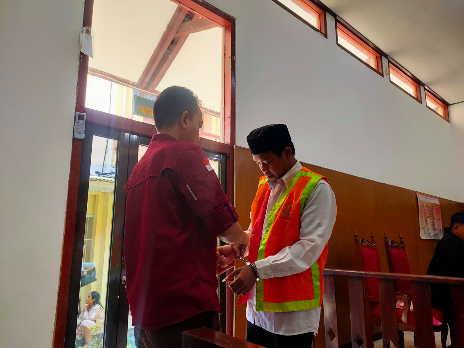 Pengedar pil dobel L, Moh. Rozi Asrori saat menjalani sidang di PN Lamongan.