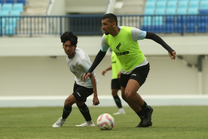 MANTAPKAN PERSIAPAN: Pemain Persela saat menjalani latihan game. Persela bakal bersaing dengan tiga tim terdegradasi dari Liga 1 musim lalu di Liga Championship 2025. (Anjar Dwi Pradipta/Radar.Lmg)