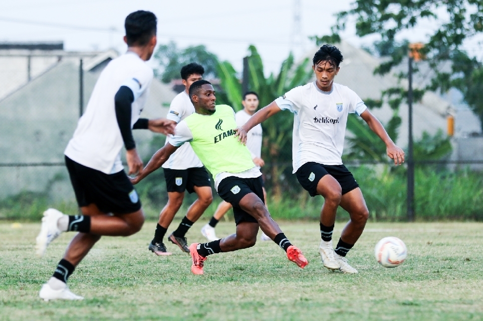 Pemain Persela Lamongan jalani latihan di Lapangan Gajah Mada
