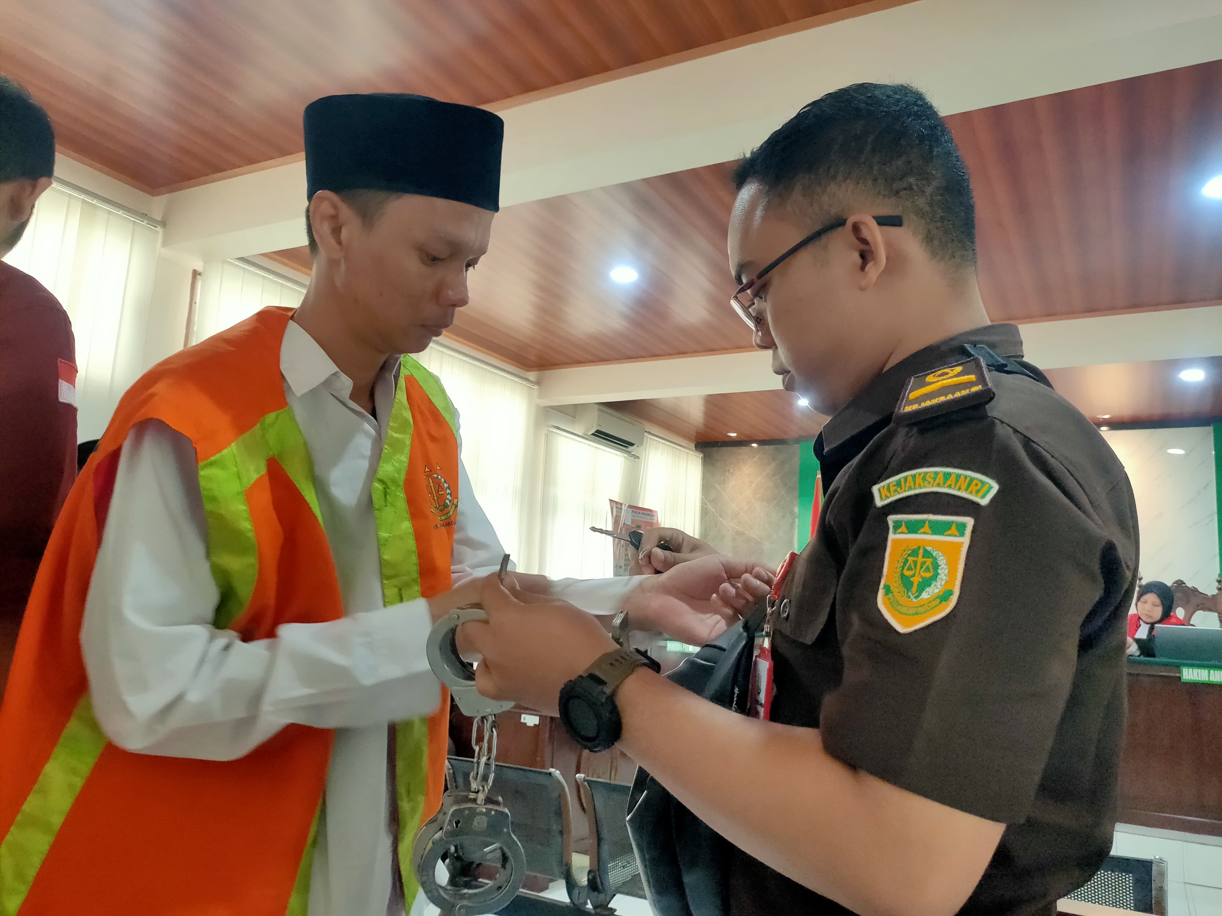 Terdakwa Aman Raga Mustihwito dituntut sembilan tahun penjara akibat mengedarkan sabu-sabu.