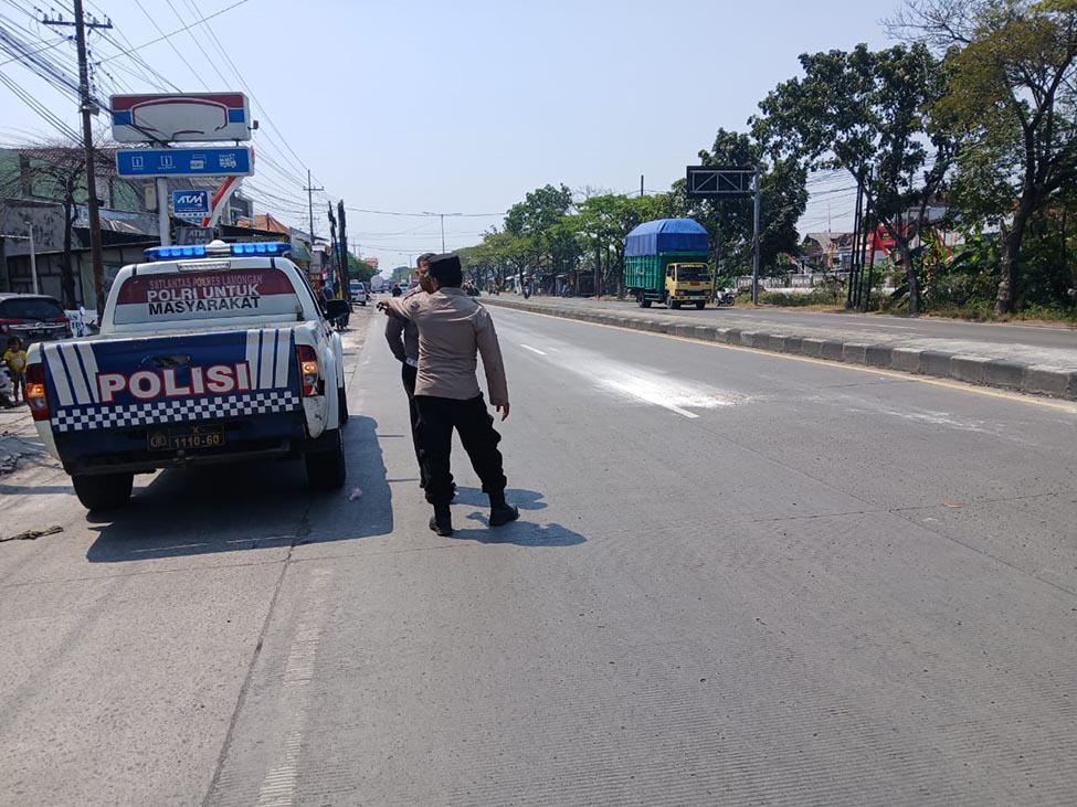 DATANGI LOKASI: Anggota Satlantas Polres Lamongan di sekitar tempat kejadian perkara kecelakaan di Desa/Kecamatan Pucuk. (IST/RDR.LMG)