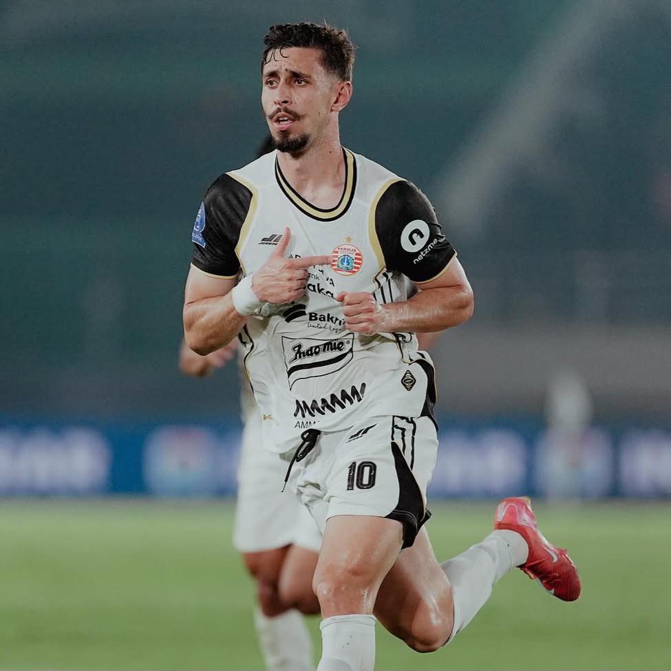 Selebrasi, Gustavo Franca, usai mencetak gol ke gawang Persis Solo.