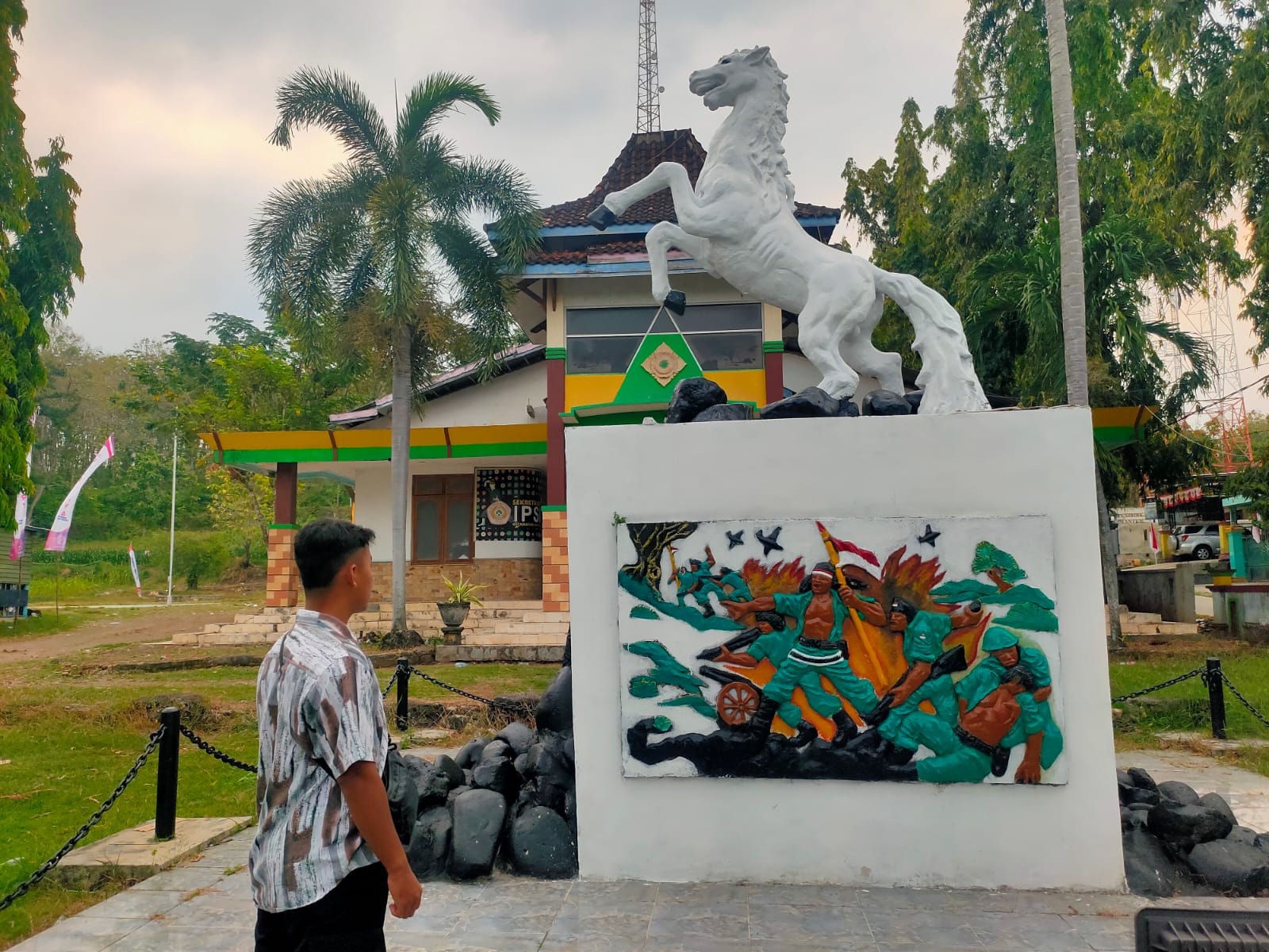 Di sekitar Monumen Kuda Putih Mayangkara di Desa/ Kecamatan Mantup terdapat relief perjuangan mempertahankan kemerdekaan RI.&nbsp;