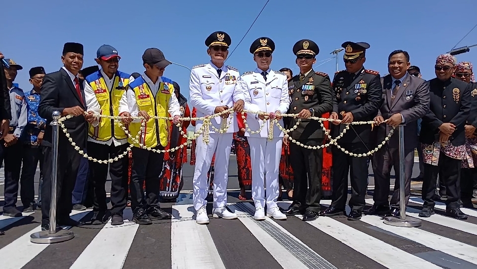 RESMI: Bupati Lamongan, Yuhronur Efendi, Didampingi Wabup Dirham Akbar Aksara dan Jajaran Forkopimda meresmikan JLU, Minggu (17/8)