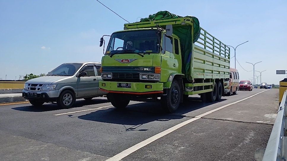 ALTERNATIF: Truk besar mulai melintas di JLU, yang diharapkan mengurai kemacetan di jalan nasional.