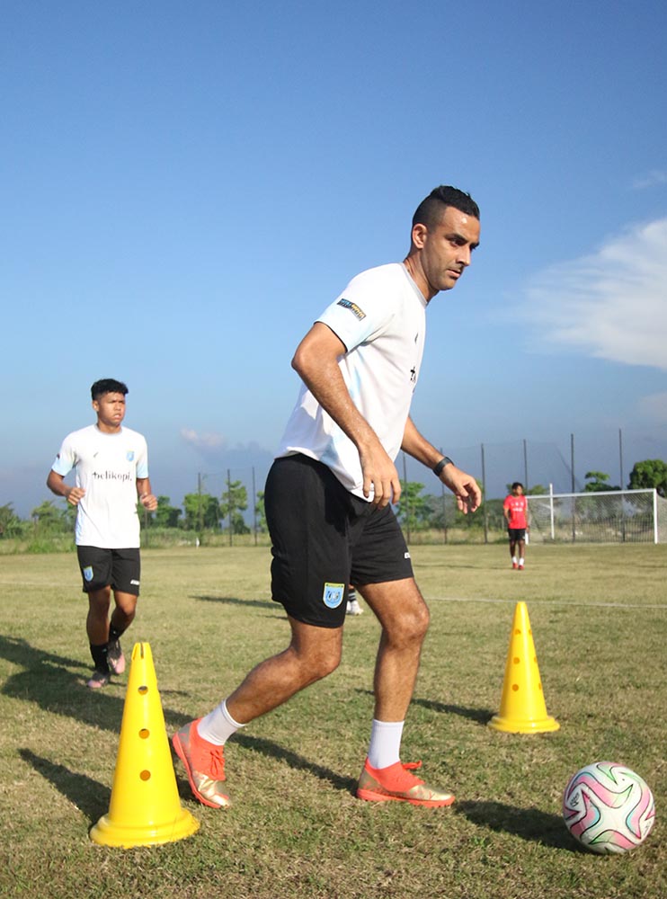 BAKAL DITES FISIK LAGI: Otavio Dutra menggiring bola saat berlatih bersama Persela. (ANJAR DWI PRADIPTA/RDR.LMG)