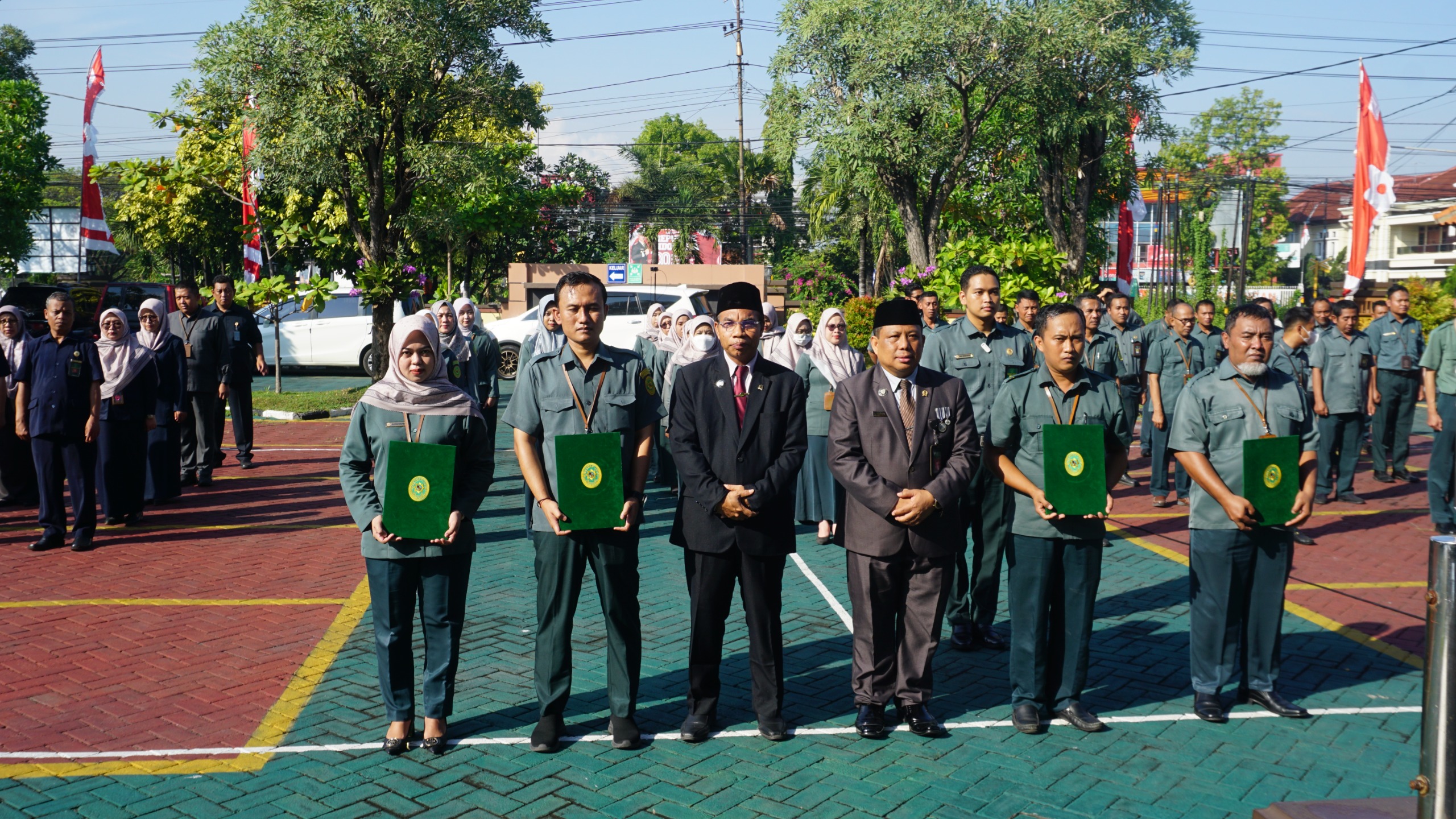 Penyerahan SK pengangkatan sebagai PPPK untuk PA Lamongan dan PN Lamongan.