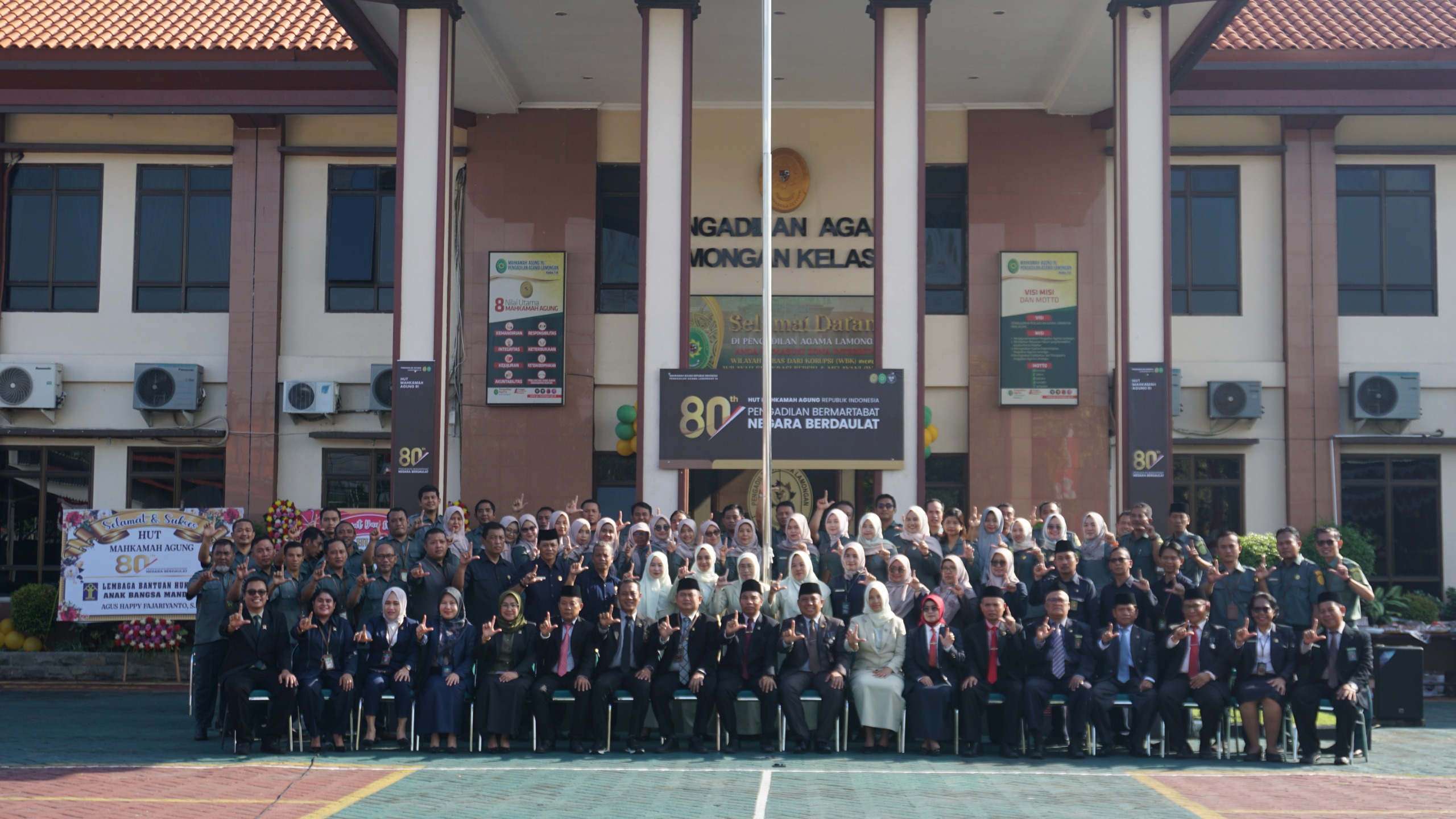 Foto bersama keluarga besar Pengadilan Agama dan Pengadilan Negeri Lamongan.