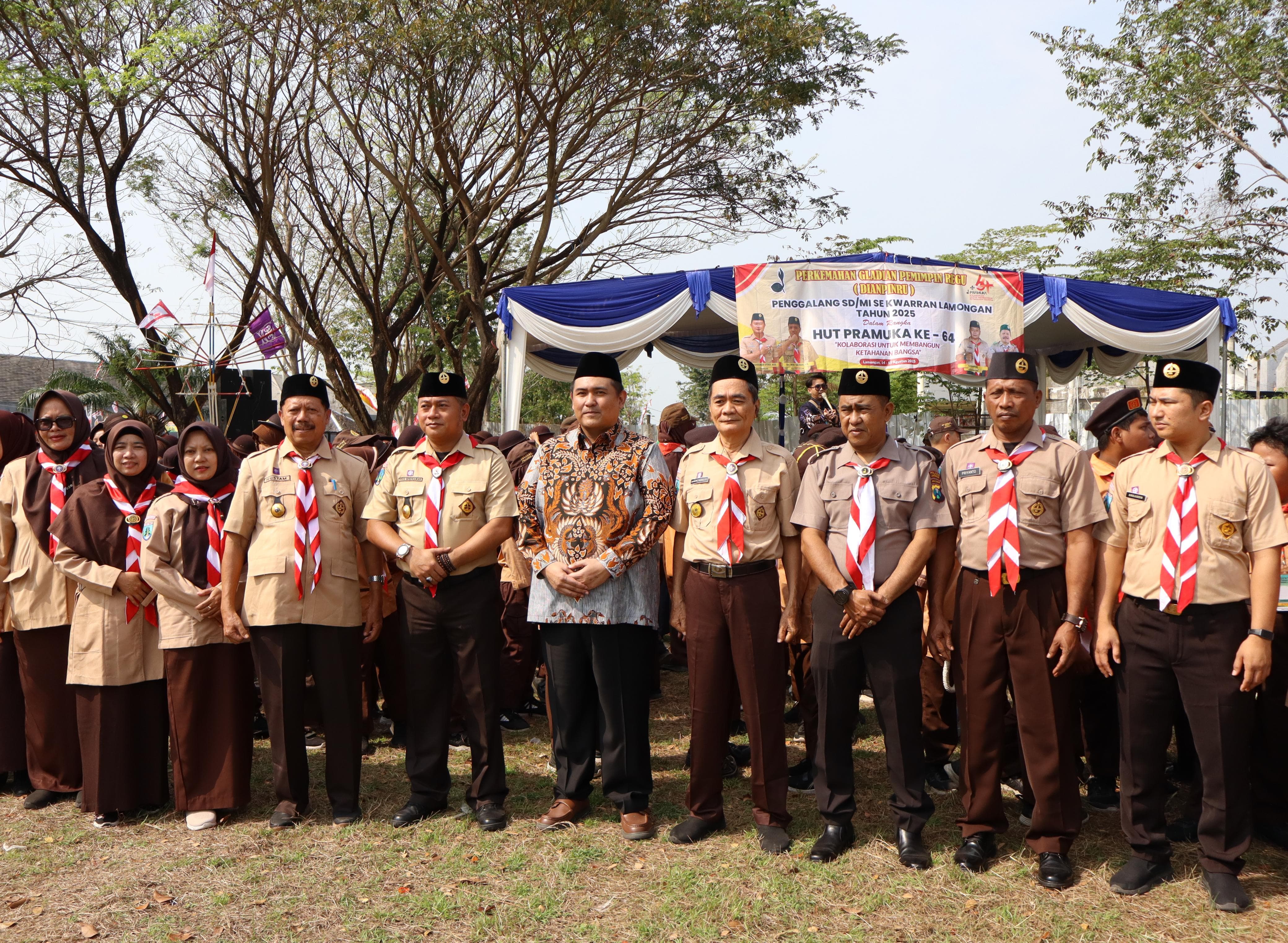 Kepala MI Unggulan Sabilillah Lamongan, Ustadzah Uswatun Hasanah, MA, mendampingi Ketua Kwartir Ranting (Kwarran) Gerakan Pramuka Lamongan, Drs. Rustam, M.Pd sebagai pembina upacara.
