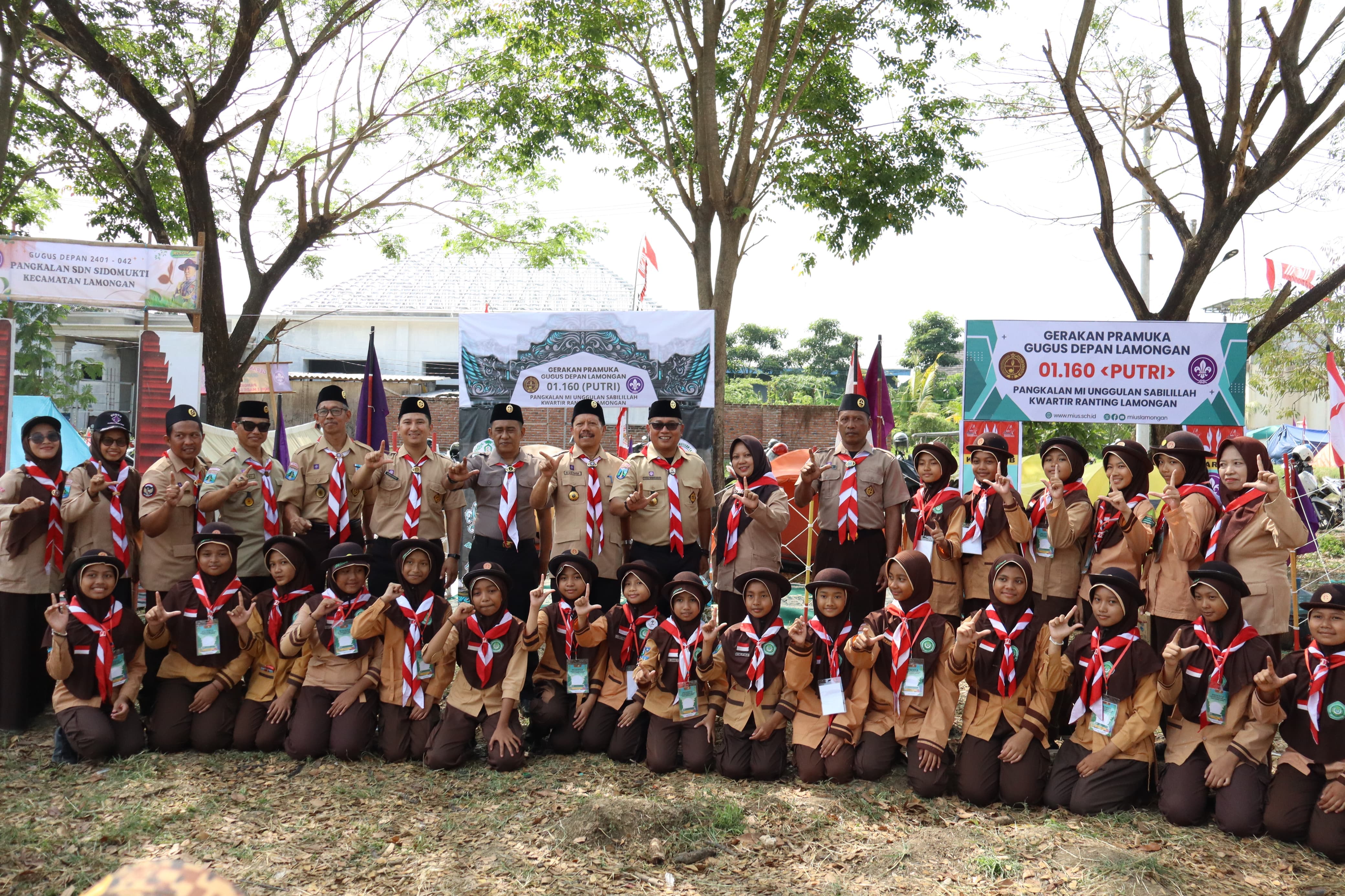 KOMPAK: Regu Putri MI Unggulan Sabilillah Lamongan foto bersama dengan tamu undangan.