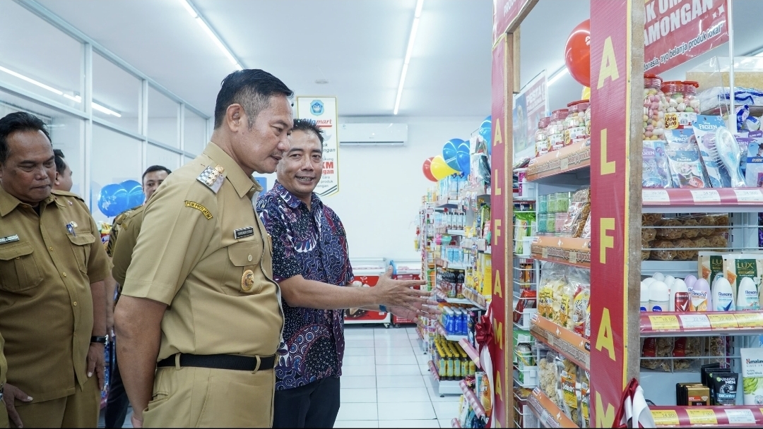 UMKM NAIK KELAS: Bupati Yes saat meninjau produk UMKM Lamongan yang dijajakan di toko modern, usai penandatanganan MoU program kemitraan bersama PT Sumber Alfaria Trijaya.