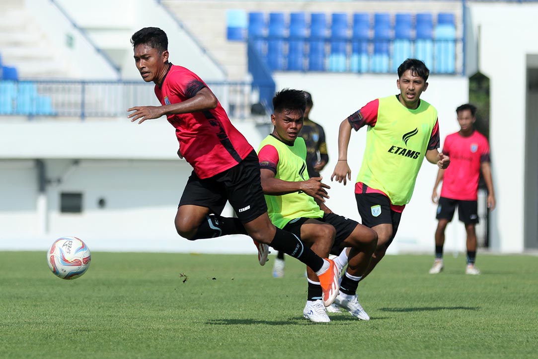 PERLU UJI COBA LAGI: Para pemain Persela Lamongan menjalani latihan game bersama. Persela dijadwalkan bertemu Deltras pada laga perdana Championship. (ANJAR DWI PRADIPTA/RDR.LMG)