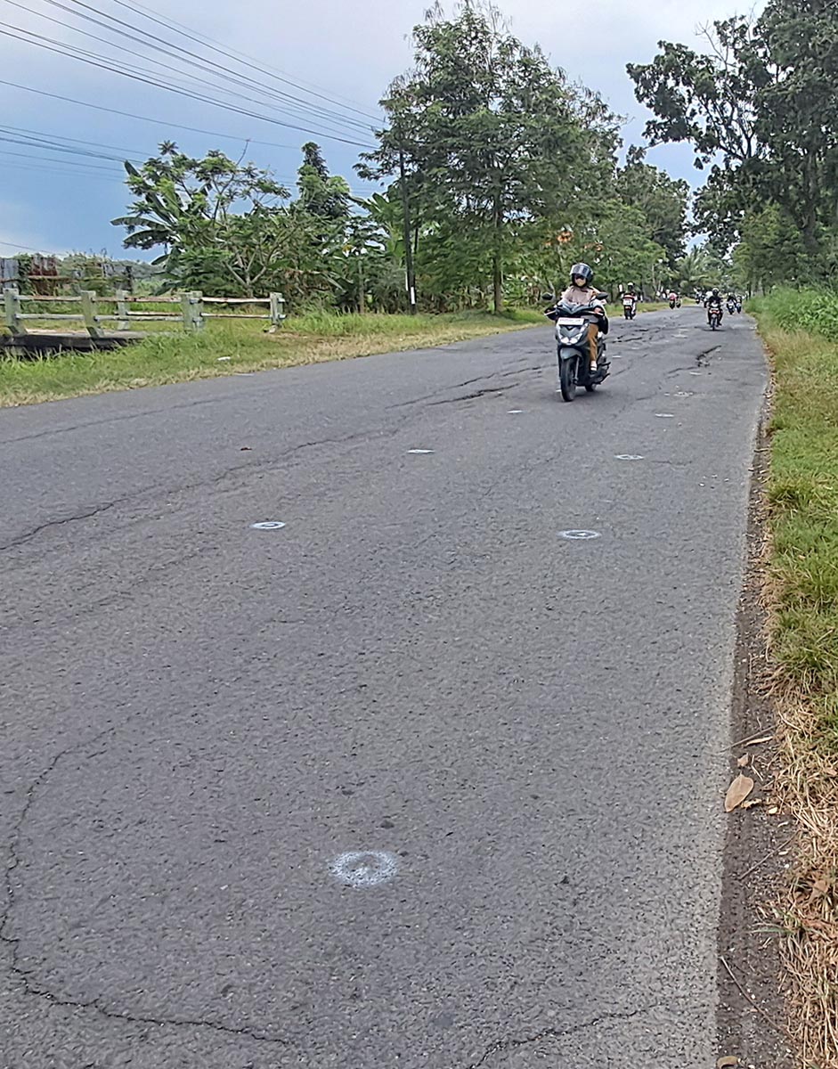 ADA YANG AMBLES: Ruas jalan Made &ndash; Plembon yang diaspal bakal diganti dengan cor. Pengerjaan dimulai akhir bulan ini. (GAMAL A/RDR.LMG)
