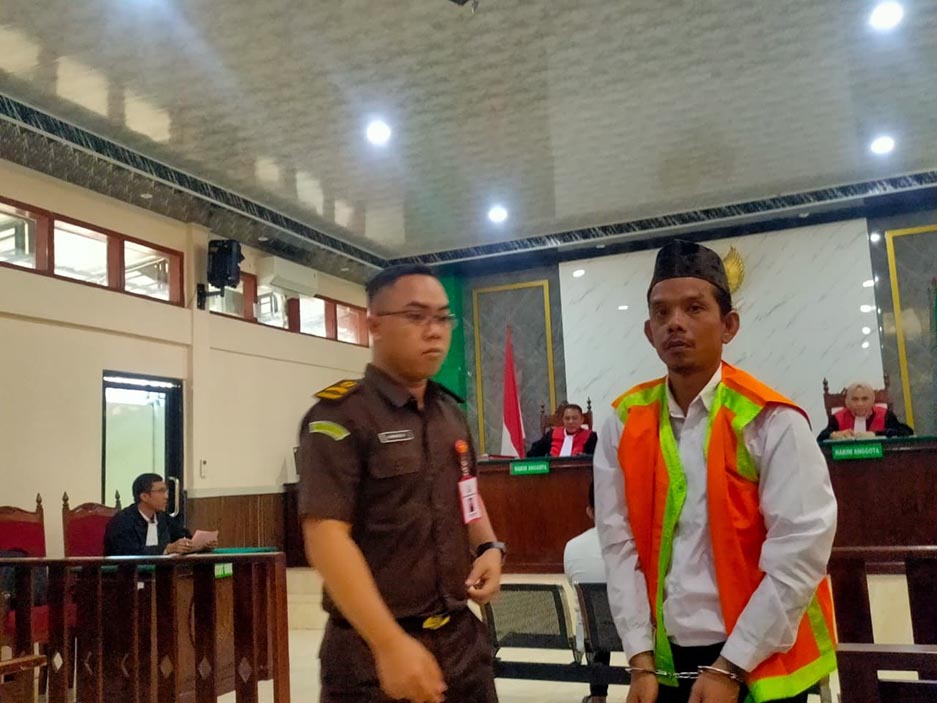 DITUNTUT 7,5 TAHUN: Agus Purwadi menjalani sidang kasus peredaran sabu &ndash; sabu di Pengadilan Negeri Lamongan. (AHMAD ASIP ALAFI/RDR.LMG)