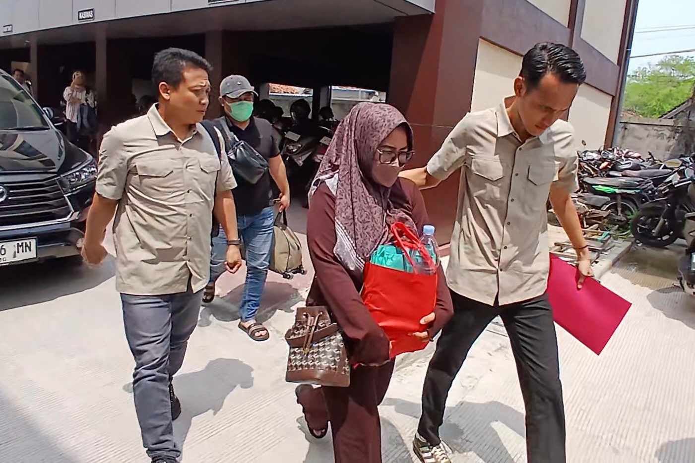 Elda, pelaku dugaan arisan bodong asal Kecamatan Solokuro digelandang oleh petugas Polres Lamongan.